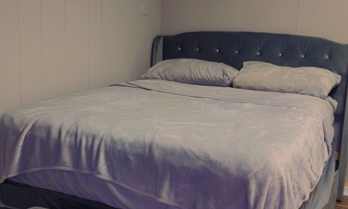 Norcross House | Cozy 1-bedroom with WiFi, AC, T.V and shared bathroom