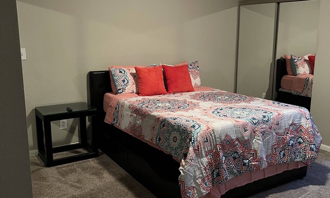 Uptown Apartment | Cozy 1 br Apt with jetted tub near Galleria