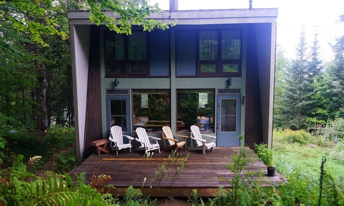 Ivry-sur-le-Lac Cottage | Cozy 1960s Lakehouse