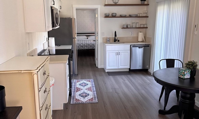 Hough Apartment | Cozy 1bd/1bath Apartment Unit in Downtown Vancouver