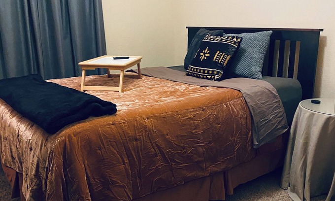 Little Elm House | Cozy 1BDR Queen ~ Kitchenette ~ Private Bath ~ 5 Star Award Winning Super Host
