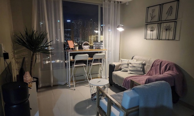Pasig Condo | Cozy 1BR Condo in Mandaluyong City with City Skyline View