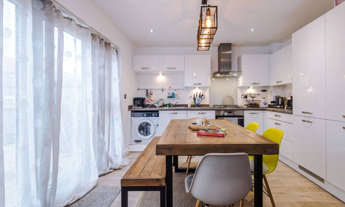 Eccles House | Cozy 1BR Home in Vibrant Manchester – Free Parking