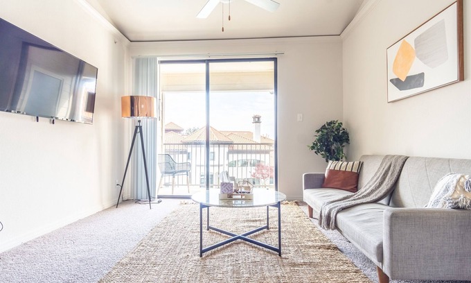 Irving Apartment | Cozy 1BR King Suite | Pool, Gym & Easy Parking