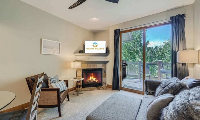 The Highlands House | Cozy 1BR Near Trails w/Shuttle to Slopes and Town
