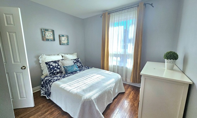 Oakwood Village Apartment | Cozy 1st floor Apartment near Dufferin Subway Station