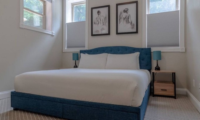 Mount Adams Condo | Cozy 1st Flr Condo Nr Park w/ King Bed, Great for Long Stays, W+D/Parking Inc