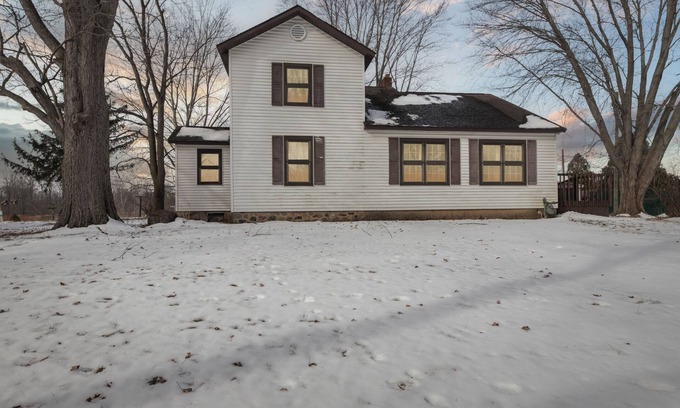 East Leroy House | Cozy 2.5 Acres Farmhouse in Battle Creek whit hot tub