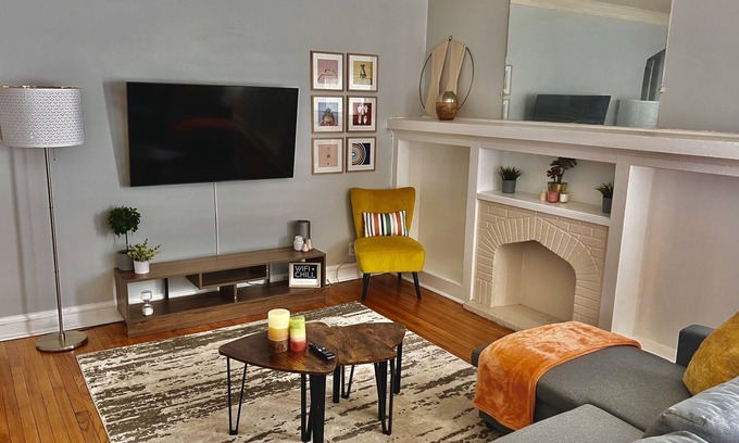 South Chicago Apartment | Cozy 2-bdr unit close to the beach w/ parking