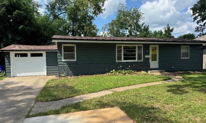 University Heights House | Cozy 2-bdrm home minutes from Kinnick and Melrose tailgating, AC, WiFi, parking