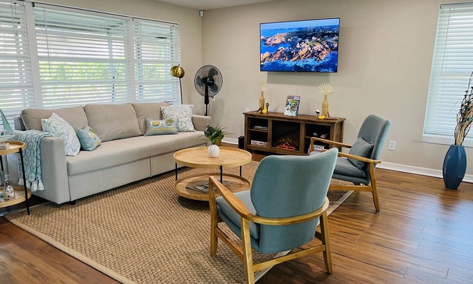 Palm Hill House | Cozy 2 bdrm home w/patio&grill close to the gulf beaches, shops, and restaurants