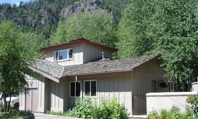 Ketchum Apartment | Cozy 2 Bed/1Ba, WIFI, Walk to Ski-Lifts, River, Bike Path & Downtown