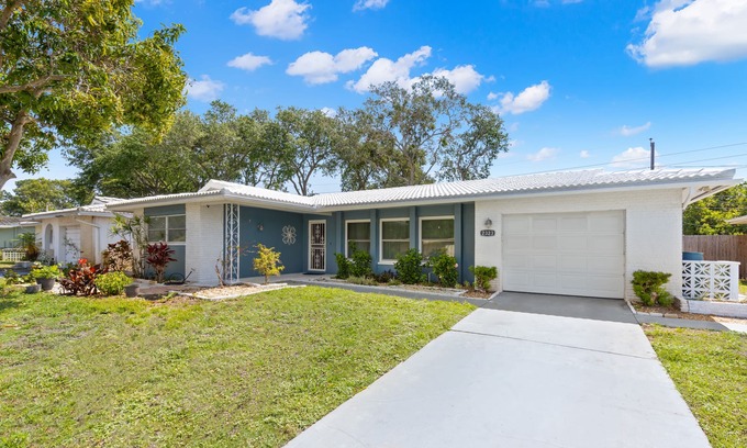 Clearwater House | Cozy 2 Bed 2 Bath Home Near Beaches and Downtown Dunedin.