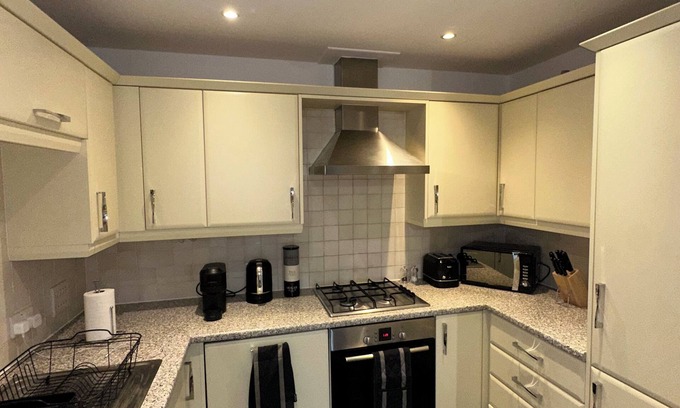 Reading Apartment | Cozy 2-Bed Flat in Reading with Free Parking – Your Home Away From Home!
