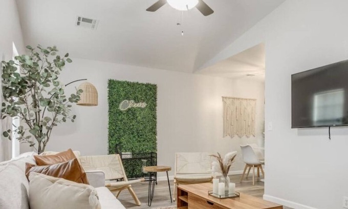 Edmond House | Cozy 2-Bed Home w/King Bed
