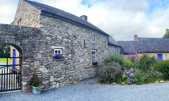 Hugginstown Cottage | Cozy 2-bedroom stone cottage with large garden