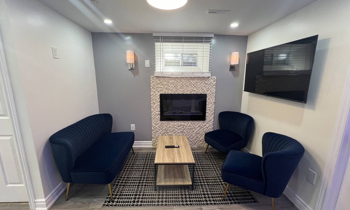 Streetsville House | Cozy 2 Bed Room Basement Apartment by HWY 401 Near Pearson International Airport