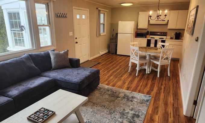 Ocean Park Condo | Cozy 2-bedroom, 1-bathroom condo, two short blocks from the beach!