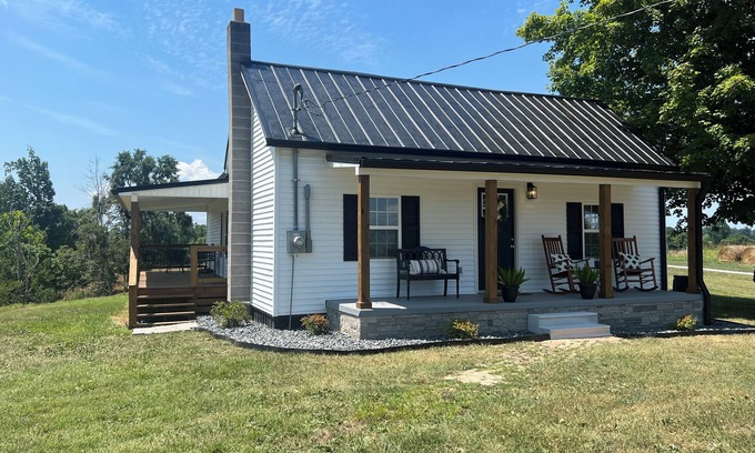 Monticello House | Cozy 2 bedroom/2 bath house located near lake with lots of privacy and parking!
