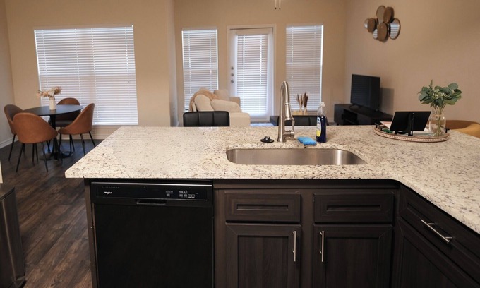 East Congress Apartment | Cozy 2-bedroom/2-bath apartment in enjoyable Austin with pool, AC, fitness room