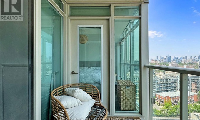 King West Village Apartment | Cozy 2-bedroom 2 bathroom apartment with fitness room, WiFi in Downtown Toronto