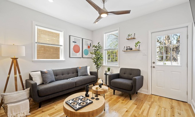 West Philadelphia Apartment | Cozy 2 bedroom apartment W/walkout deck!
