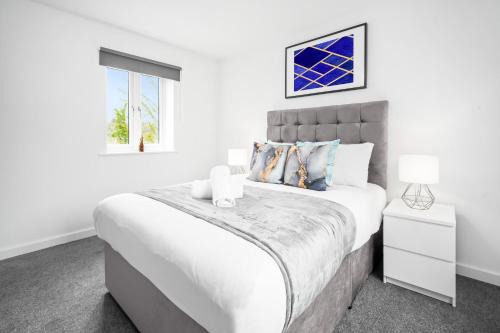 Cradley Heath Apartment | Cozy 2 Bedroom Apartment - Off-Street Parking - WIFI - Netflix - Top Rated - 57C