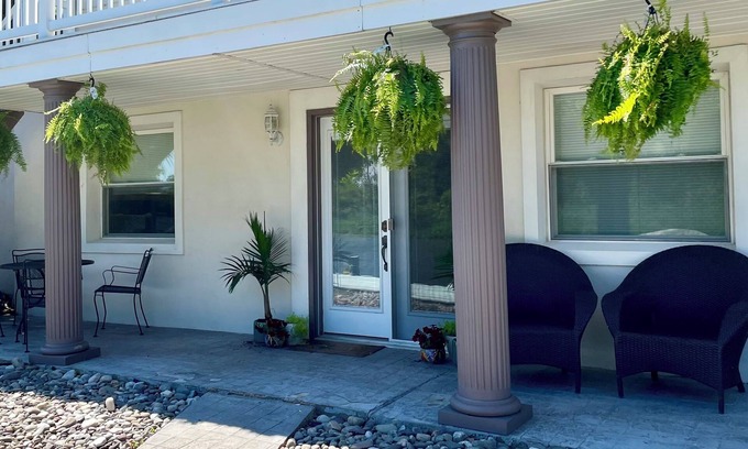 North East Apartment | Cozy 2-bedroom apartment in enjoyable North East with WiFi, AC