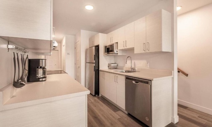 Longue-Pointe Apartment | Cozy 2 bedroom apartment on 2 floors