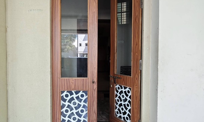 Koyambedu Apartment | Cozy 2-bedroom apartment with AC,Furnished Living space & Fully Equipped Kitchen