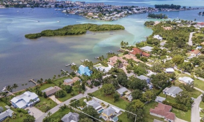 Laurel Apartment | Cozy 2 Bedroom Apartment Close to the Beach!