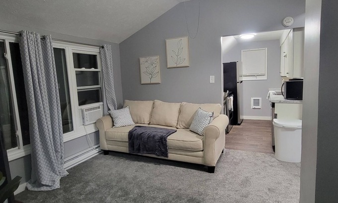 Benson Apartment | Cozy 2-bedroom apartment in awesome Omaha with AC, WiFi