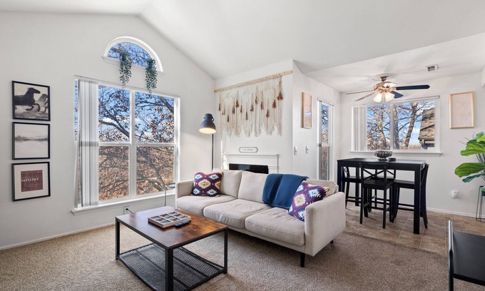 Sandy Apartment | Cozy 2-bedroom apartment with hot tub & pool in charming Sandy