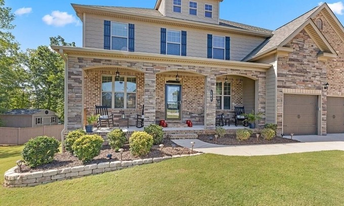 McDonough House | Cozy 2-bedroom basement suite in McDonough with WiFi, AC.