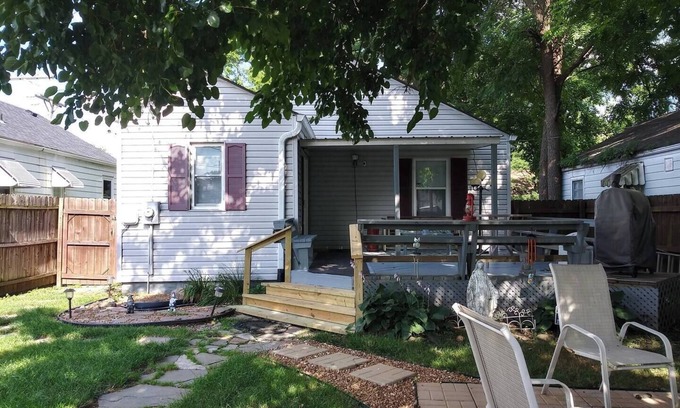 Springfield House | Cozy 2-bedroom bungalow with AC and WiFi in charming Springfield