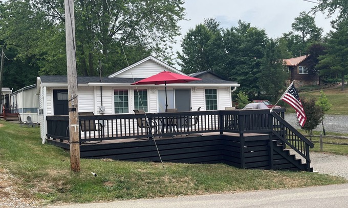 Senecaville Cabin | Cozy 2-bedroom cabin at Seneca Lake, Ohio with AC, WiFi