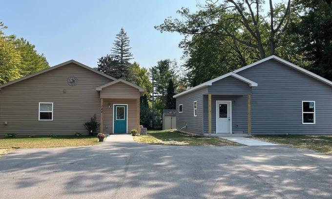 Cadillac Cottage | Cozy 2-bedroom cabin in peaceful Cadillac with AC, WiFi available in June 2025