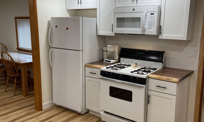 Kalkaska Cabin | Cozy 2-bedroom cabin in Grayling with WiFi