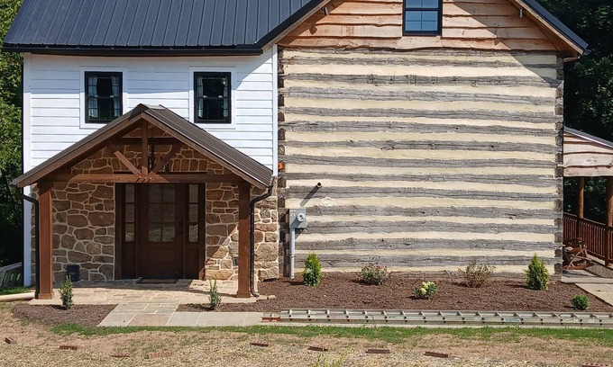 New Park Cabin | Cozy 2-bedroom cabin in charming Fawn Grove with AC, WIFI & walking trail.