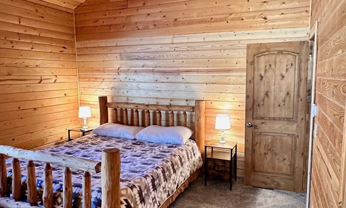 Payson Cabin | Cozy 2-bedroom cabin with AC and WiFi in Tonto National Forest.