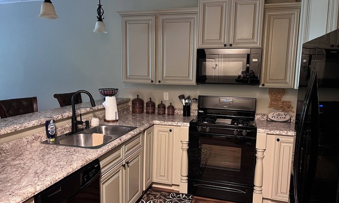 Natchitoches Condo | Cozy 2-bedroom condo with WiFi and AC in phenomenal downtown Natchitoches