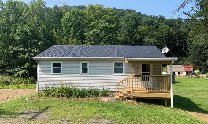 Benton Cabin | Cozy 2-bedroom Elk Grove cabin next to Ricketts Glen State Park