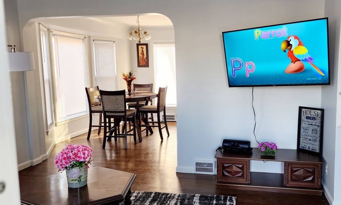 Detroit House | Cozy 2 bedroom getaway