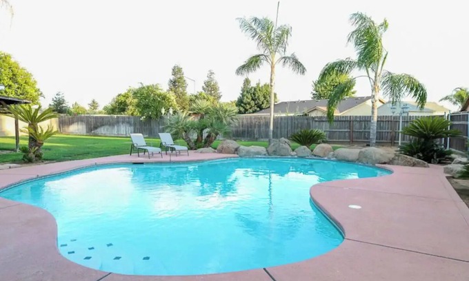 Dinuba House | Cozy 2-bedroom house in charming Dinuba with AC, WiFi, a pool and a fitness room