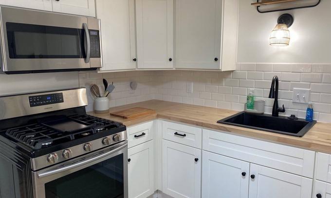 Eudora House | Cozy 2-bedroom house in Eudora close to KC area and Lawrence KS.