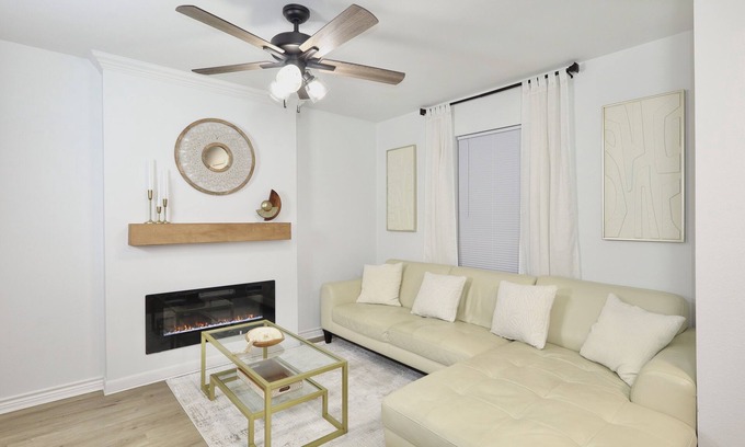 Sherman House | Cozy 2-bedroom house in Sherman with Smart TVs, Kitchen, Fireplace & WiFi