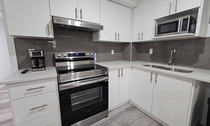 Cochrane House | Cozy 2-bedroom house with WiFi and AC in charming Cochrane