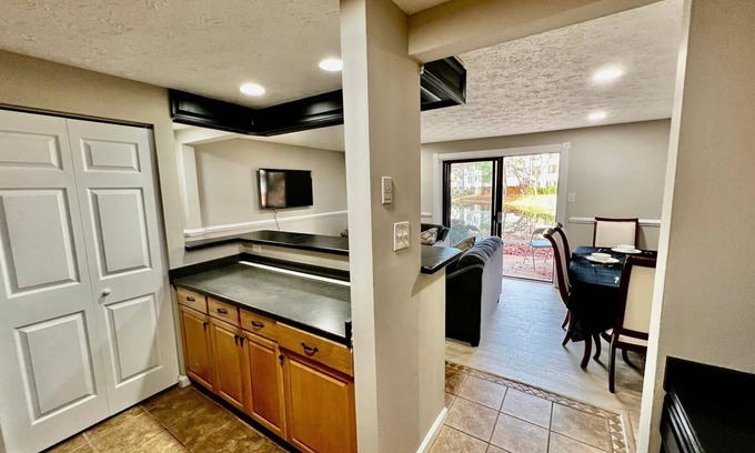 Mount Vernon Apartment | Cozy 2 Bedroom in Alexandria, VA