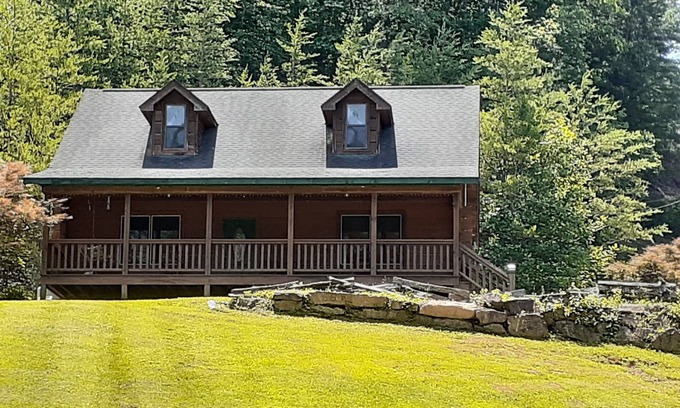 Andrews Cabin | Cozy 2 bedroom Log Cabin