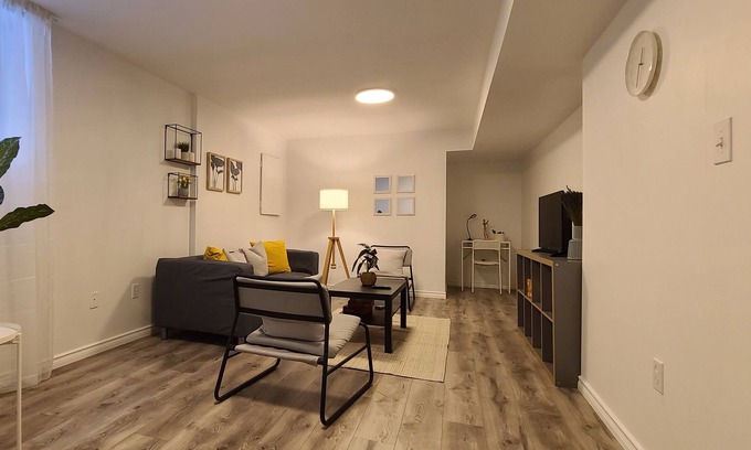 Barrie House | Cozy 2-bedroom lower unit!